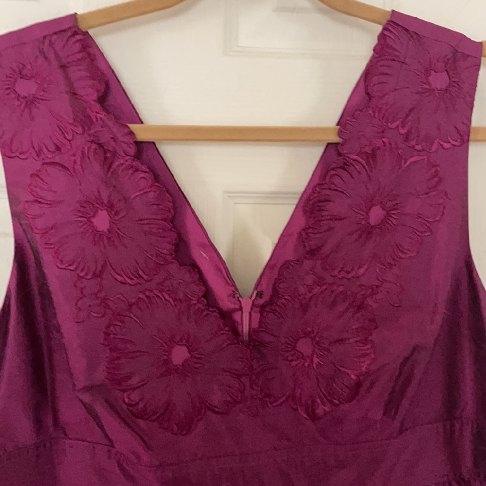 ADRIANNA PAPELL Embroidered V- Neckline and hem. - Picture 2 of 5